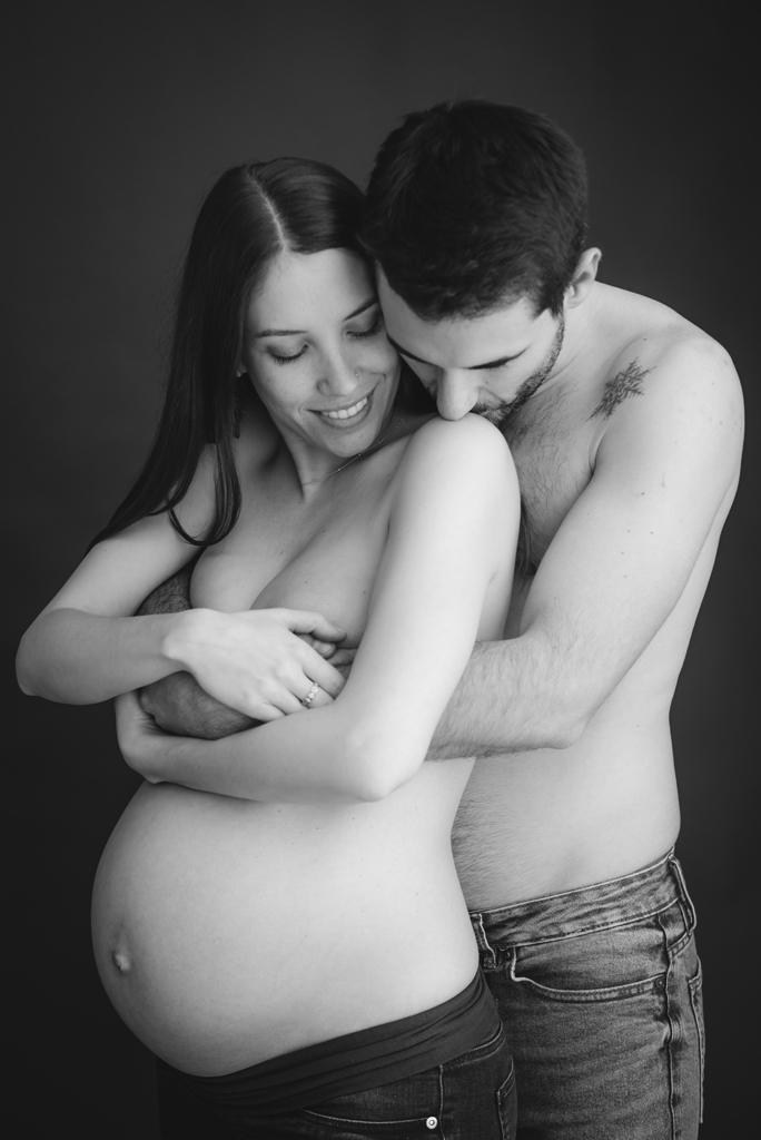 embarazo-abrazo-desnudo