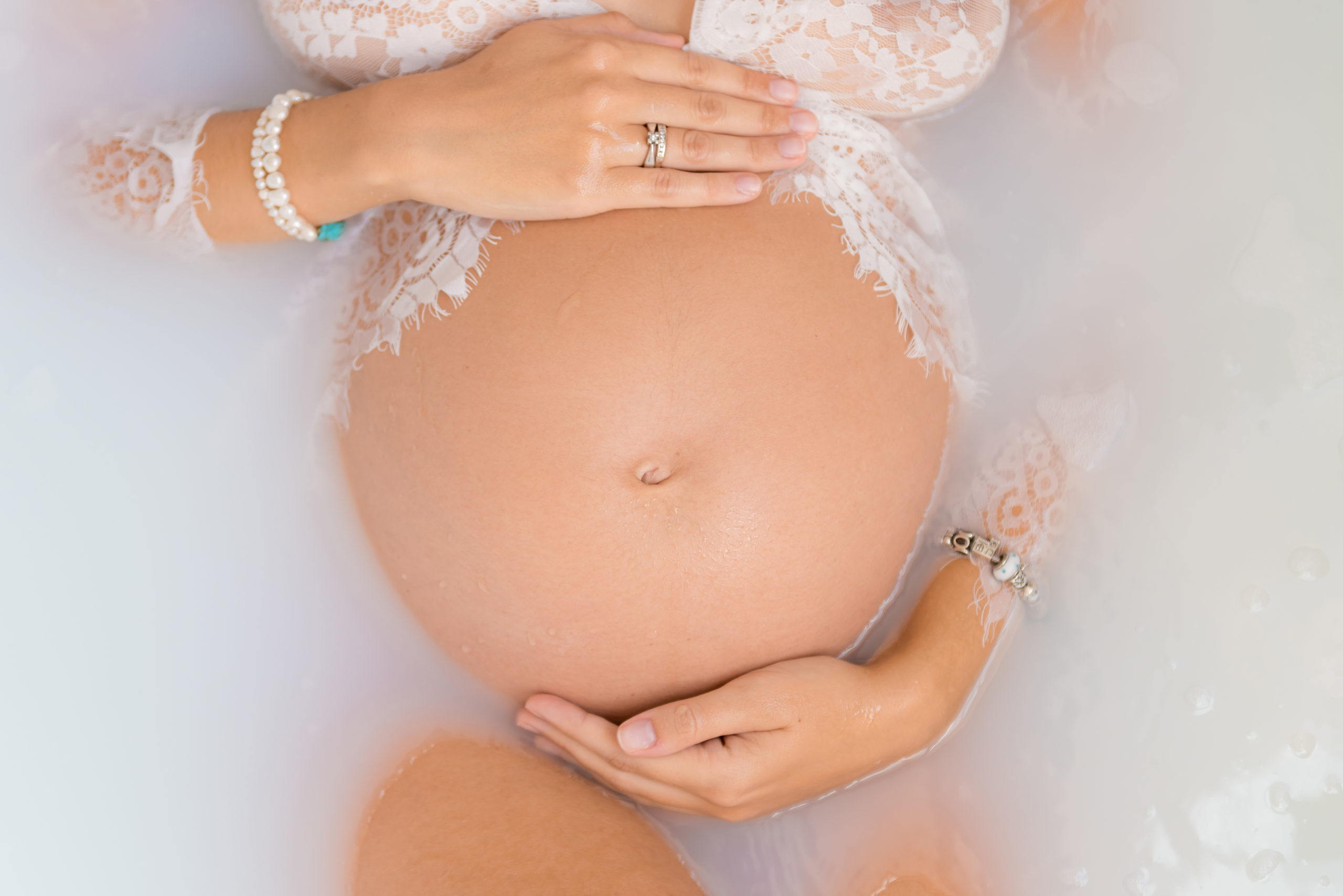 milk-bath-photography-pregnancy-helena-molinos-scaled